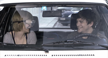 Sabrina Reiter und Michael Steinacher sitzen im Auto und lachen. Denn Reiter trägt eine Taucherbrille. 